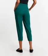 Pantalón de vestir femenino color marrón oscuro, de corte fluido y tiro medio/alto, con cintura elástica ajustable mediante cordón. Presenta bolsillos laterales y cierre frontal.