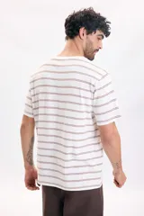 Remera manga corta de corte holgado, color blanco con diseño de finas rayas horizontales en tonos marrones.