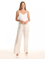Pantalón wide leg de tela laminada metalizada color blanco, con pretina elástica y lazo de ajuste en la cintura. Cuenta con bolsillos laterales.