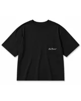 Remera de algodón color negro, de corte holgado y manga corta, con cuello redondo y logo bordado en tipografía cursiva en el pecho.
