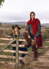 Bufanda tejida a mano color negro, con bordado de un caballo y la frase "The Ranch Dress Code".