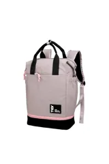 Mochila Moda Trendy de color beige con base y asas superiores negras, detalles en celeste claro y parche con el logo de la marca en el frente. Cuenta con bolsillos laterales y correas ajustables para la espalda.