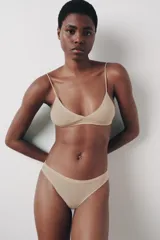 Braguita clásica color marrón confeccionada en modal con cintura elástica.