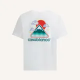 Camiseta blanca de corte regular con estampado trasero de un paisaje montañoso con sol, nubes y pájaros, y el logo de Casablanca.