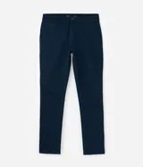Pantalón masculino de corte skinny confeccionado en sarga de algodón con elastano. Presenta cierre frontal con botón y cremallera, cintura con trabillas y bolsillos laterales y traseros.