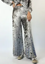 Pantalón de terciopelo azul con corte ancho y tiro alto.