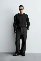 Jersey de corte relajado confeccionado en hilatura de algodón con efecto lavado. Presenta cuello redondo, manga larga y acabados en rib en cuello, puños y bajo.