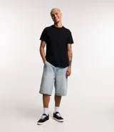 Remera básica de hombre con cuello redondo y mangas cortas, confeccionada en algodón. Presenta un corte regular que se ajusta de forma anatómica al cuerpo.