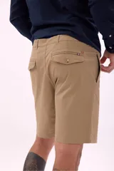 Bermuda color marrón confeccionada en lino, de corte recto y largo a la rodilla.