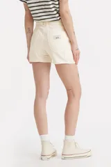 Short de jean color crema, de tiro medio y corte recto.