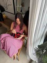 Vestido midi sin mangas de color rosado con diseño a cuadros pequeños (cuadrillé), con cuerpo superior ajustado y elastizado, y falda amplia de corte fluido.