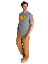 Remera de manga corta color gris melange con logo de la marca CAT estampado en color amarillo en el pecho.