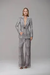 Blazer entallado gris con estampado de imitación piel de cocodrilo, solapas de muesca, bolsillos ribeteados y cierre frontal con hebilla metálica.