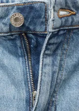 Jeans de denim de tiro medio y corte flare con diseño campana, cinco bolsillos, trabillas para cinturón y bajo deshilachado.