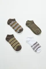 Pack de cuatro pares de soquetes de hombre con diseños variados: uno liso verde militar, uno a rayas horizontales en tonos tierra, uno con patrón geométrico de rombos en tonos tierra y verde, y uno blanco con rayas horizontales grises.
