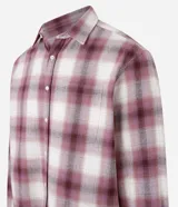 Camisa masculina de franela a cuadros en tonos borgoña y crema, corte comfort, cuello inglés, abotonada al frente y manga larga.