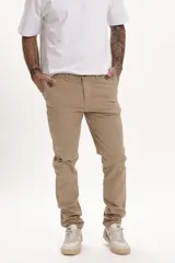 Pantalón chino color marrón claro, de corte recto y tiro medio.