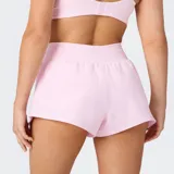 Short deportivo Fabletics modelo Sunchaser color azul, con cintura ancha de punto, short interior ajustado y detalle de logo reflectante.