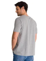 Remera gris melange de manga corta y cuello redondo, con estampa frontal fotográfica en blanco y negro con detalles en amarillo y la inscripción "PEORIA ILLINOIS" junto al logo de CAT.
