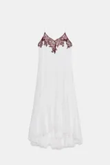 Vestido midi blanco de la ZW Collection con escote en V, tirantes finos, bajo asimétrico y detalle de aplicación de encaje a contraste en el escote.