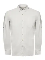 Camisa de manga larga RKF modelo Galiton, confeccionada en popelina de algodón orgánico. Presenta cuello clásico, cierre frontal con botones de madera, un bolsillo en el pecho con logo bordado y mangas ajustables. Incluye protección solar UPF 20+.
