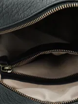 Mochila Hush Puppies de cuero negro, modelo Saba Bufalo, con cierre frontal, asas superiores y bolsillos laterales con tiras de flecos colgantes.