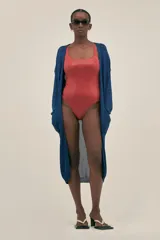 Cardigan largo tejido en jersey con lurex, color azul con brillo, con bolsillos en el frente.