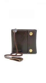 Billetera de cuero marrón oscuro con cierre de doble broche metálico dorado. Incluye una correa con presilla para cinturón, doble tarjetero y doble compartimento para billetes.