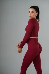 Remera manga larga color borgoña, de tejido acanalado y corte cropped.