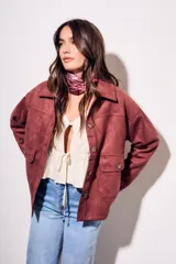 Bandana de forma cuadrada con estampado estilo paisley en tonos rojos y blancos, confeccionada en tejido ligero y suave.