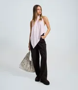 Pantalón de sastrería con diseño recto y estampado de raya de tiza. Presenta cintura media, cierre frontal con cremallera y botón, y un corte estructurado.