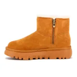 Bota corta de gamuza color tostado, con forro interno de corderito sintético, suela de goma plataforma acanalada y aplique triangular con la marca "Country" en el lateral.