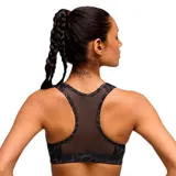 Top deportivo Puma modelo 4Keeps Bra, color negro con estampado animal print sutil en tonos oscuros y espalda racerback de red. Cuenta con el logo de la marca estampado en blanco en el centro del pecho.