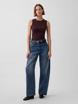 Musculosa marrón oscura de tejido pointelle, con cuello redondo y ribetes con terminación en ondas.