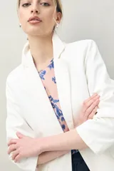 Top sin mangas de silueta recta y caída liviana, color rosado con estampado floral abstracto en azul. Presenta escote redondo.