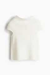 Top de punto suave color blanco, de manga corta con cuello alto y ajuste ceñido.