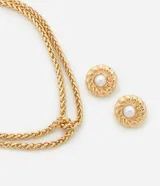 Conjunto de collar corto doble con cadena tubular dorada y caravanas botón con textura y perla artificial.