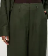Pantalón de corte recto confeccionado en lino, con cintura elástica y trabillas para cinturón. Presenta un diseño fluido y elegante, ideal para un look sofisticado y cómodo.