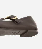 Zapatilla tipo bailarina Satinato de cuero negro, con punta cuadrada, tacón bajo y tira en el empeine con hebilla metálica dorada grande.