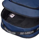 Mochila Caterpillar azul marino con detalles en negro. Cuenta con un compartimento principal grande, un bolsillo delantero con llavero fijo, bolsillos internos y un bolsillo lateral de red. El logo de Caterpillar está impreso en el frente y en las correas.
