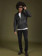 Chaqueta de cuero negro con cierre frontal y bolsillos con cierre y solapa.