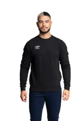 Buzo deportivo de felpa color negro, con cuello redondo, mangas largas y el logo de la marca Umbro bordado en blanco en el pecho.