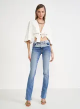 Pantalón de jean azul de corte recto, con cintura de color celeste y terminación desflecada.