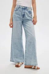 Pantalón jean de corte ancho y tiro alto, con lavado claro y cintura elástica posterior. Presenta bolsillos clásicos y presillas para cinturón.