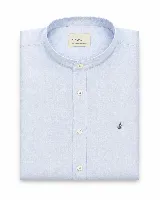Camisa de lino y algodón color celeste, con cuello mao, cierre frontal de botones claros y pequeño bordado de pato en el pecho.