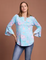 Blusa de seda fría estampada con flores en tonos celeste y rosa, marca Ruby Rd. Tiene cuello redondo con escote en V entrelazado y mangas 3/4 acampanadas.