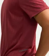Remera deportiva de hombre con tecnología Dry, cuello redondo y mangas cortas. Presenta un diseño con estampa sutil tipo heat print y detalles de líneas en los hombros.