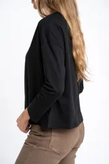 Remerón negro de algodón con elastano, de manga larga, cuello redondo y corte recto.