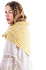 Chal pañuelo de formato triangular tejido a mano en lana merino y seda, con diseño de rayas horizontales en color amarillo y blanco.