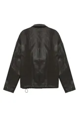 Campera de efecto cuero en color marrón oscuro, con cuello camisero, cierre frontal con cremallera y bolsillos frontales tipo parche.